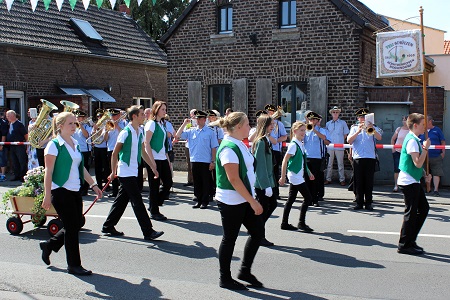 Ein strahlendes Königspaar und treffsichere Spielleute beim 73. Schützenfest in unserem Heimatort vom 4. August 2015