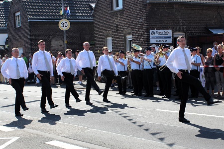 Ein strahlendes Königspaar und treffsichere Spielleute beim 73. Schützenfest in unserem Heimatort vom 4. August 2015