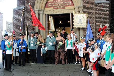 Ein strahlendes Königspaar und treffsichere Spielleute beim 73. Schützenfest in unserem Heimatort vom 4. August 2015