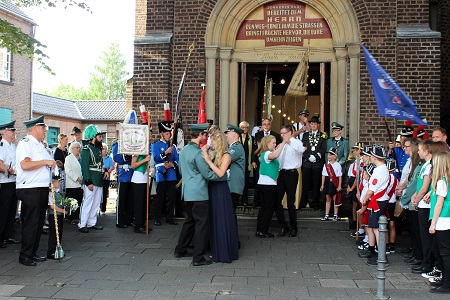 Ein strahlendes Königspaar und treffsichere Spielleute beim 73. Schützenfest in unserem Heimatort vom 4. August 2015