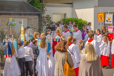 Erster Segensaltar des Fronleichnamsfestes der katholischen Kirchengemeinde St. Pankratius Am Worringer Bruch am 26. Mai 2016