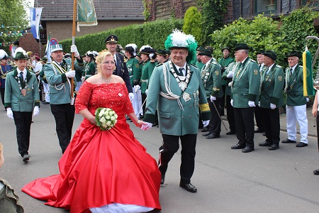 Großer Festumzug mit Königsparade des 89. Großen Schützen- und Volksfestes der St. Hubertus Schützenbruderschaft 1927 e.V. Hackenbroich-Hackhausen am 19. Juni 2016