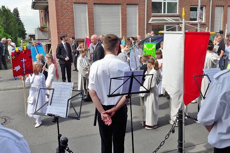 Erster Segensaltar des Fronleichnamsfestes der katholischen Kirchengemeinde St. Pankratius Am Worringer Bruch am 20. Juni 2019