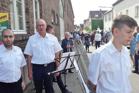 Erster Segensaltar des Fronleichnamsfestes der katholischen Kirchengemeinde St. Pankratius Am Worringer Bruch am 20. Juni 2019