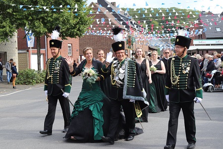 Sternmarsch und Festzug mit Parade An St. Lambertus des Schützen- und Heimatfestes des St. Sebastianus Bürgerschützenvereins Neurath 1519/1892 e.V. am 8. September 2019