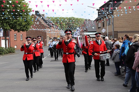 Sternmarsch und Festzug mit Parade An St. Lambertus des Schützen- und Heimatfestes des St. Sebastianus Bürgerschützenvereins Neurath 1519/1892 e.V. am 8. September 2019