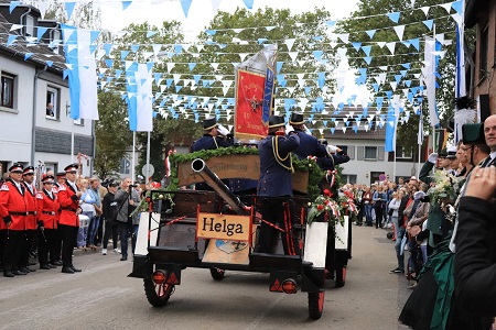 Sternmarsch und Festzug mit Parade An St. Lambertus des Schützen- und Heimatfestes des St. Sebastianus Bürgerschützenvereins Neurath 1519/1892 e.V. am 8. September 2019