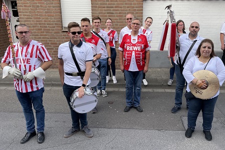 Sternmarsch und Großer Klompenzug mit Klompenparade An St. Lambertus des Schützen- und Heimatfestes des St. Sebastianus Bürgerschützenvereins Neurath 1519/1892 e.V. am 12. September 2022