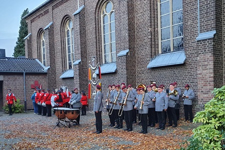 Großer Zapfenstreich zu Ehren von Raimund Helmes und Roland Helmes anlässlich ihrer Ernennung zum Ehrenvorstand unseres Spielmannszuges sowie offizielle Amtsübergabe an unseren Tambourmajor Alexander Helmes und unsere stellvertretende Tambourmajorin Virginia Steffens am 19. Oktober 2022