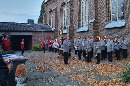 Großer Zapfenstreich zu Ehren von Raimund Helmes und Roland Helmes anlässlich ihrer Ernennung zum Ehrenvorstand unseres Spielmannszuges sowie offizielle Amtsübergabe an unseren Tambourmajor Alexander Helmes und unsere stellvertretende Tambourmajorin Virginia Steffens am 19. Oktober 2022