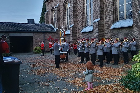 Großer Zapfenstreich zu Ehren von Raimund Helmes und Roland Helmes anlässlich ihrer Ernennung zum Ehrenvorstand unseres Spielmannszuges sowie offizielle Amtsübergabe an unseren Tambourmajor Alexander Helmes und unsere stellvertretende Tambourmajorin Virginia Steffens am 19. Oktober 2022