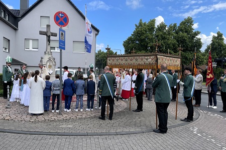 Fronleichnamsfest der katholischen Kirchengemeinde St. Pankratius Am Worringer Bruch am 30. Mai 2024