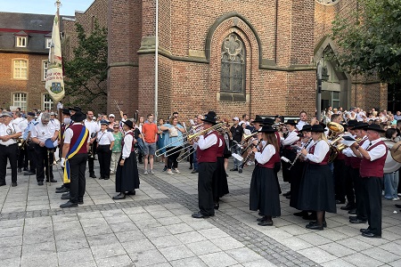 Serenade und Großer Fackelzug des Schützenfestes des Bürgerschützenvereins 1849 Grevenbroich e.V. am 31. August 2024