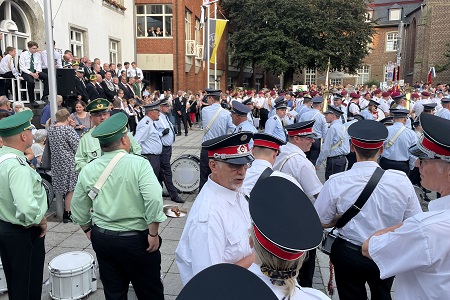 Serenade und Großer Fackelzug des Schützenfestes des Bürgerschützenvereins 1849 Grevenbroich e.V. am 31. August 2024