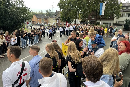 Großer Klompenzug mit Klompenparade An St. Lambertus des Schützen- und Heimatfestes des St. Sebastianus Bürgerschützenvereins Neurath 1519/1892 e.V. am 9. September 2024