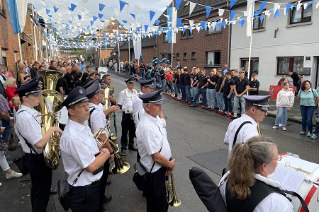 Großer Klompenzug mit Klompenparade An St. Lambertus des Schützen- und Heimatfestes des St. Sebastianus Bürgerschützenvereins Neurath 1519/1892 e.V. am 9. September 2024