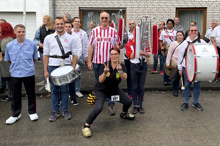 Großer Klompenzug mit Klompenparade An St. Lambertus des Schützen- und Heimatfestes des St. Sebastianus Bürgerschützenvereins Neurath 1519/1892 e.V. am 9. September 2024