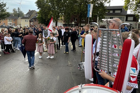 Großer Klompenzug mit Klompenparade An St. Lambertus des Schützen- und Heimatfestes des St. Sebastianus Bürgerschützenvereins Neurath 1519/1892 e.V. am 9. September 2024