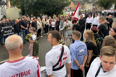 Großer Klompenzug mit Klompenparade An St. Lambertus des Schützen- und Heimatfestes des St. Sebastianus Bürgerschützenvereins Neurath 1519/1892 e.V. am 9. September 2024