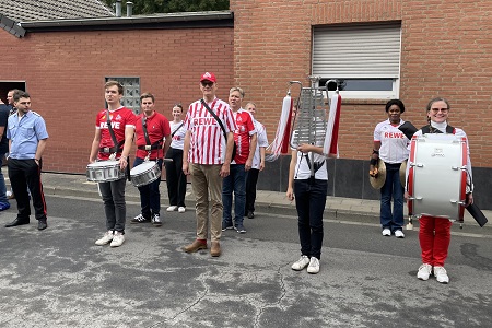 Großer Klompenzug mit Klompenparade An St. Lambertus des Schützen- und Heimatfestes des St. Sebastianus Bürgerschützenvereins Neurath 1519/1892 e.V. in Grevenbroich-Neurath am 15. September 2025