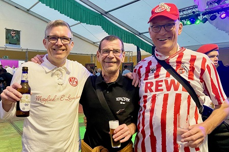 Großer Klompenzug mit Klompenparade An St. Lambertus des Schützen- und Heimatfestes des St. Sebastianus Bürgerschützenvereins Neurath 1519/1892 e.V. in Grevenbroich-Neurath am 15. September 2025