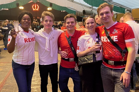 Großer Klompenzug mit Klompenparade An St. Lambertus des Schützen- und Heimatfestes des St. Sebastianus Bürgerschützenvereins Neurath 1519/1892 e.V. in Grevenbroich-Neurath am 15. September 2025