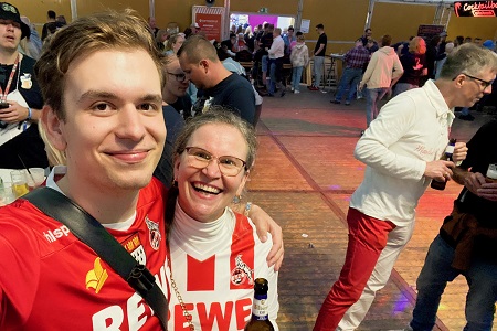 Großer Klompenzug mit Klompenparade An St. Lambertus des Schützen- und Heimatfestes des St. Sebastianus Bürgerschützenvereins Neurath 1519/1892 e.V. in Grevenbroich-Neurath am 15. September 2025