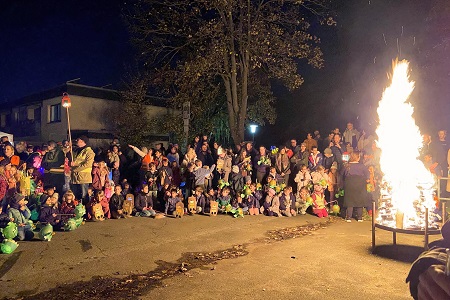 Sankt Martinszug der Dorfgemeinschaft »Greesberger« Esch 1953 e.V. in Köln-Esch am 5. November 2025