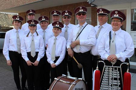 2015-05-24:Gruppenfoto vor dem Zug